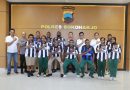 Pupuk Persaudaraan, Kapolres Sukoharjo Hadiahi Jersey Sepak Bola kepada Pelajar Asal Papua