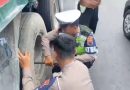 Berikan Pelayanan Prima, Satlantas Polres Sukoharjo Bantu Pengendara Truk Ganti Ban yang Meletus