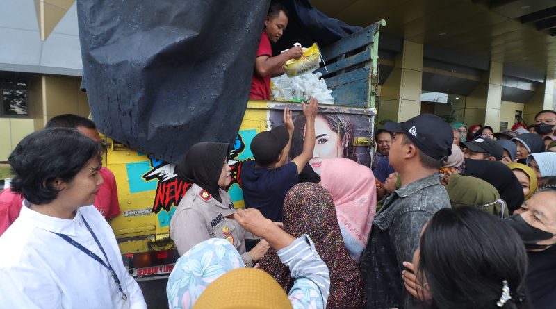 Bantu Kebutuhan Masyarakat Jelang Lebaran, Polres Sukoharjo Gelar Bazar Pasar Murah
