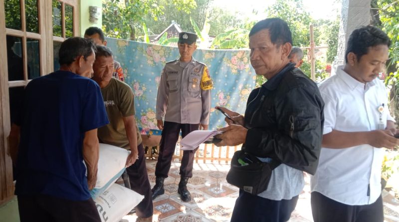 Polsek Bulu Kawal Penyerapan Jagung Petani Gentan oleh Bulog Sukoharjo