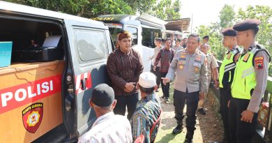 Jemput Bola, Polisi Sukoharjo Layani Warga Dusun Kerjo dengan Program Kesehatan dan Administrasi