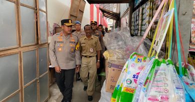 Kapolres Sukoharjo Lakukan Pengecekan Keamanan dan Harga Bahan Pokok di Pasar Cuplik Kapolres Sukoharjo Lakukan Pengecekan Keamanan dan Harga Bahan Pokok di Pasar Cuplik