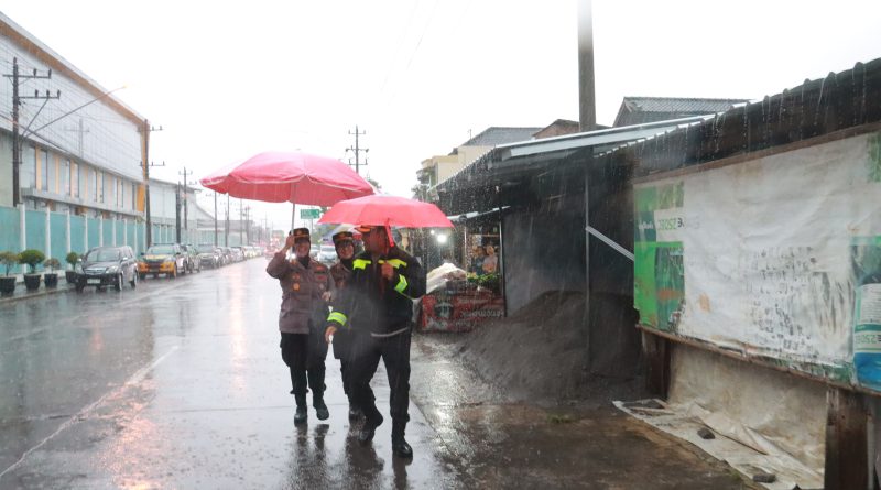 Kapolres Pimpin Pengamanan Doa Bersama Eks Karyawan Sritex, Tetap Berbagi untuk UMKM Meski Diguyur Hujan