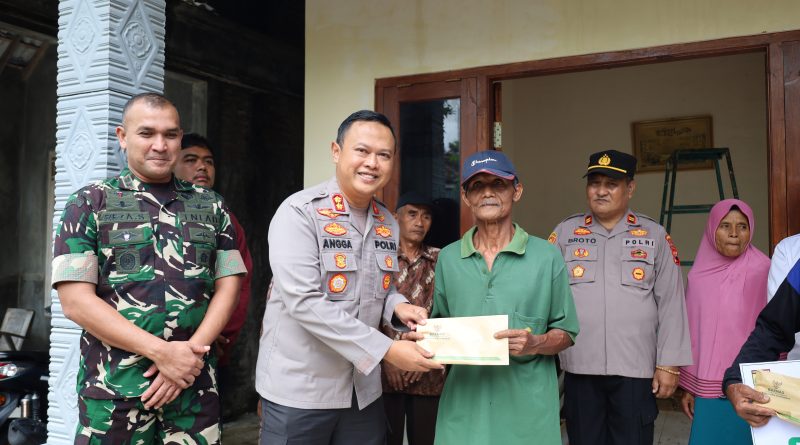 Kapolres Sukoharjo Bersama Forkopimda Salurkan Bantuan untuk Korban Puting Beliung di Weru