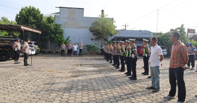 Kapolres Sukoharjo Pimpin Apel Gabungan di Tawangsari, Soroti Kesiapan May Day Kapolres Sukoharjo Pimpin Apel Gabungan di Tawangsari, Soroti Kesiapan May Day