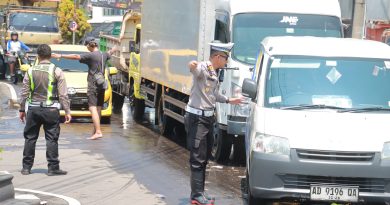 Banjir Landa Solo Baru, Lalu Lintas Sukoharjo–Solo Lumpuh, Contra Flow Diberlakukan