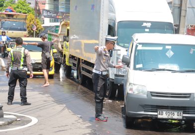 Banjir Landa Solo Baru, Lalu Lintas Sukoharjo–Solo Lumpuh, Contra Flow Diberlakukan