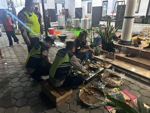 Pleton Siaga Bencana Polres Sukoharjo Bantu Dapur Umum, Pastikan Logistik Korban Banjir