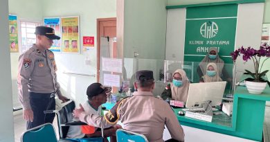 Polisi Sukoharjo Bantu Antar Warga Sakit ke Klinik untuk Berobat