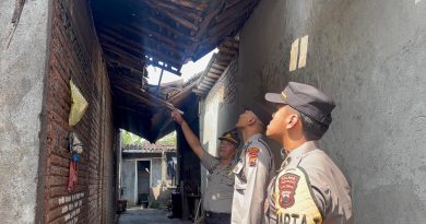 Polres Sukoharjo dan Damkar Sigap Padamkan Kebakaran Rumah di Kriwen