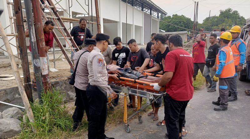 Pekerja Tersengat Arus Listrik Saat Perbaiki Atap Koperasi di Gatak, Polisi Lakukan Evakuasi Cepat