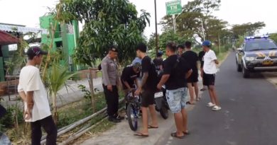Polsek Mojolaban Tertibkan Balap Liar, Dua Pemuda Diamankan untuk Pembinaan Polsek Mojolaban Tertibkan Balap Liar, Dua Pemuda Diamankan untuk Pembinaan