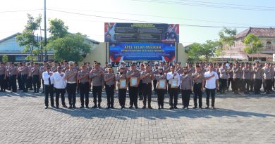 Kapolres Sukoharjo Berikan Penghargaan kepada Anggota Berprestasi atas Inovasi dan Dedikasi Kapolres Sukoharjo Berikan Penghargaan kepada Anggota Berprestasi atas Inovasi dan Dedikasi