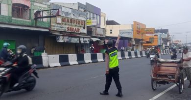 Polisi Hadir di Titik Rawan, Polsek Kartasura Gelar PH Pagi Demi Kelancaran Arus Lalu Lintas Polisi Hadir di Titik Rawan, Polsek Kartasura Gelar PH Pagi Demi Kelancaran Arus Lalu Lintas