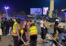 Usai Kawal Aksi Damai, Kapolres dan Personel Bersihkan Lokasi Demonstrasi di Sukoharjo Usai Kawal Aksi Damai, Kapolres dan Personel Bersihkan Lokasi Demonstrasi di Sukoharjo