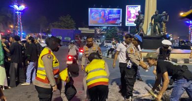 Usai Kawal Aksi Damai, Kapolres dan Personel Bersihkan Lokasi Demonstrasi di Sukoharjo