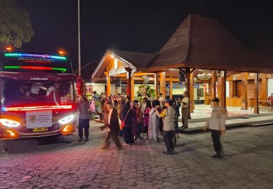 33 Jemaah Haji Bendosari Sukoharjo Tiba, Disambut Haru Keluarga di Tengah Malam 33 Jemaah Haji Bendosari Sukoharjo Tiba, Disambut Haru Keluarga di Tengah Malam