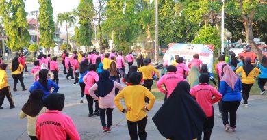 Hari Bhayangkara ke-80, Polwan Polres Sukoharjo Ajak Masyarakat Hidup Sehat melalui Senam dan Jalan Santai