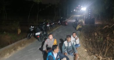 Blue Light Patrol Polsek Weru Sisir Titik Rawan, Warga Diajak Aktif Jaga Kamtibmas Blue Light Patrol Polsek Weru Sisir Titik Rawan, Warga Diajak Aktif Jaga Kamtibmas