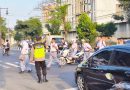 Polisi Atur Lalin di Titik Padat Kartasura, Pelajar Dibantu Menyeberang Polisi Atur Lalin di Titik Padat Kartasura, Pelajar Dibantu Menyeberang