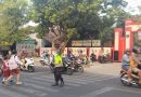 Polisi Hadir di Jam Sibuk, Polsek Grogol Atur Lalu Lintas dan Bantu Warga Menyeberang Polisi Hadir di Jam Sibuk, Polsek Grogol Atur Lalu Lintas dan Bantu Warga Menyeberang