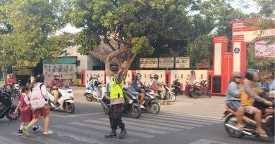 Polisi Hadir di Jam Sibuk, Polsek Grogol Atur Lalu Lintas dan Bantu Warga Menyeberang Polisi Hadir di Jam Sibuk, Polsek Grogol Atur Lalu Lintas dan Bantu Warga Menyeberang