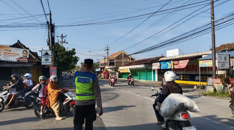 Polisi Hadir di Tengah Warga, Polsek Sukoharjo Gelar PH Pagi di 3 Titik Polisi Hadir di Tengah Warga, Polsek Sukoharjo Gelar PH Pagi di 3 Titik
