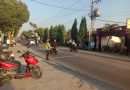 PH Pagi, Polisi Atur Lalu Lintas dan Bantu Pedagang Menyeberang di Tawangsari Sukoharjo PH Pagi, Polisi Atur Lalu Lintas dan Bantu Pedagang Menyeberang di Tawangsari Sukoharjo