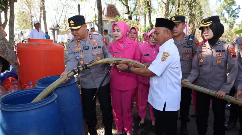 Polres Sukoharjo Salurkan 32 Ribu Liter Air Bersih ke Warga Kedungjambal Polres Sukoharjo Salurkan 32 Ribu Liter Air Bersih ke Warga Kedungjambal