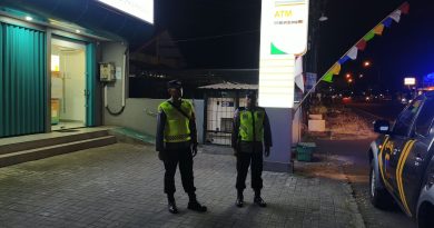 Cegah Kejahatan Malam Hari, Polsek Kartasura Sasar Minimarket hingga Perbankan Cegah Kejahatan Malam Hari, Polsek Kartasura Sasar Minimarket hingga Perbankan