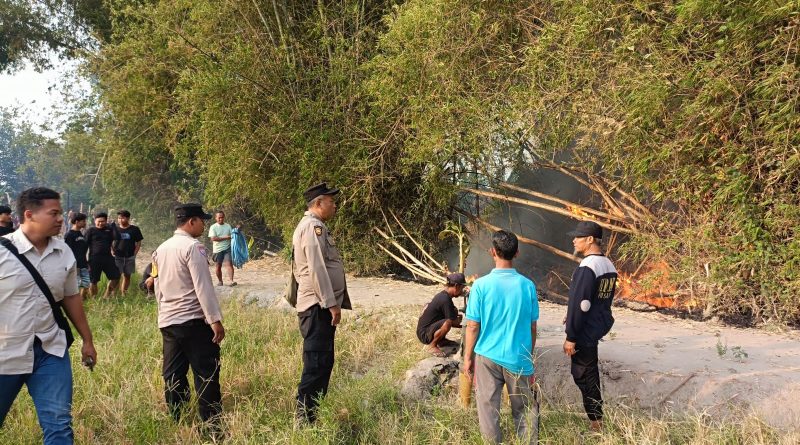 Rumpun Bambu di Sempadan Sungai Desa Krajan Terbakar, Api Berhasil Dipadamkan