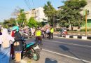 Polsek Kartasura Hadir di Jam Sibuk, Bantu Warga Menyeberang dengan Aman Polsek Kartasura Hadir di Jam Sibuk, Bantu Warga Menyeberang dengan Aman