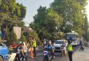 Polisi Turun ke Jalan, Bantu Pelajar Berangkat Sekolah di Sukoharjo Polisi Turun ke Jalan, Bantu Pelajar Berangkat Sekolah di Sukoharjo