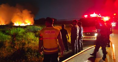 Kebakaran Lahan Kosong di Gatak Sukoharjo, Api Dipadamkan Setelah Berkobar 4 Jam Kebakaran Lahan Kosong di Gatak Sukoharjo, Api Dipadamkan Setelah Berkobar 4 Jam