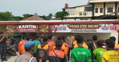 Polisi Gandeng Ojol Jaga Kamtibmas, Posko Ojek Online Resmi Berdiri di Solo Baru Polisi Gandeng Ojol Jaga Kamtibmas, Posko Ojek Online Resmi Berdiri di Solo Baru