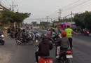Polisi Bantu Pelajar dan Pengguna Jalan Menyeberang di Grogol Sukoharjo