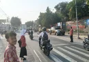 Polisi Bantu Pelajar Menyeberang Jalan, Polsek Bulu Intensifkan Pengamanan Pagi