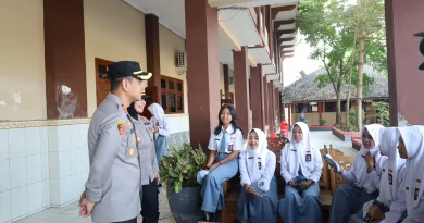 Kapolres Sukoharjo Sambangi SMA Negeri 3, Ingatkan Pelajar Jauhi Kenakalan Remaja Kapolres Sukoharjo Sambangi SMA Negeri 3, Ingatkan Pelajar Jauhi Kenakalan Remaja
