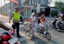 Cegah Kecelakaan di Jam Sibuk, Polisi Hadir Bantu Warga Menyeberang di Grogol